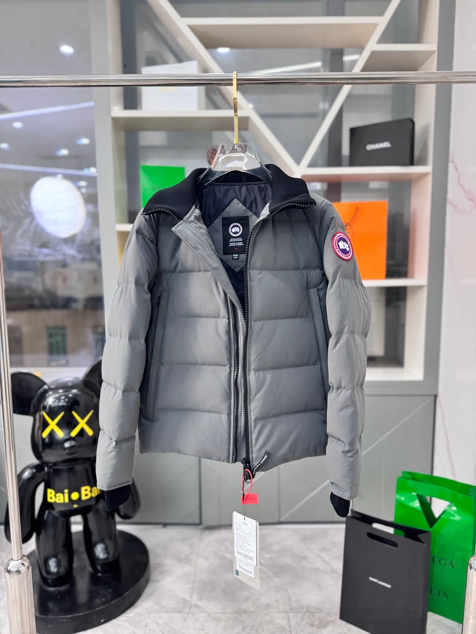 P740 ganand goose42 new short style for men. The most popular autumn and winter items on Instagram in recent years. More and more people are choosing down jackets. Fur collar: wolf hair! Super 3D technology waterproof fabric treatment, perfect wind resistance, cold resistance, and super temperature resistance! Built-in plush thermal storage and warmth, fast heating and quick warming up! Personalized design, exquisite craftsmanship, smooth to the touch, and comfortable on the skin. Double-layer windproof cuffs, windproof and antifreeze! The pocket design is beautiful and practical. Down jackets have been the most popular thermal suit in the world in the past two years, and they have far surpassed the down jackets in the kingdom. At the same time, the style is classic and never goes out of style. Don’t be afraid of this cold winter, you only need a down jacket and you can get it done. Black: lime, black, graphite gray Size: s-3xl